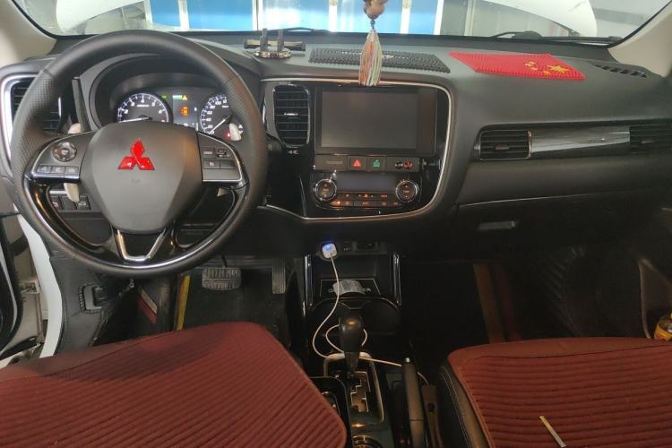 Used Mitsubishi Outlander 2016 2.4L 4x4 Luxury Edition 7-Seater Center Console