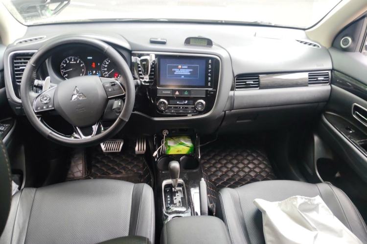 Used Mitsubishi Outlander 2016 2.4L 4x4 Elite Edition 5 Seats Center Console