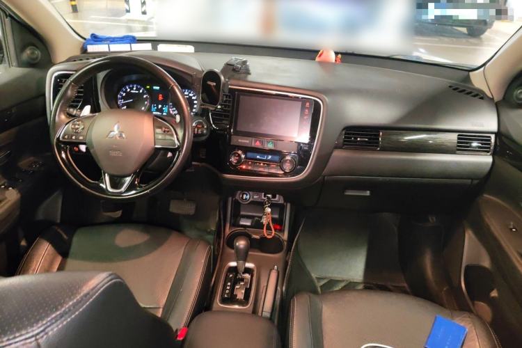 Used Mitsubishi Outlander 2016 2.4L 4x4 Luxury Edition 7-Seater Center Console