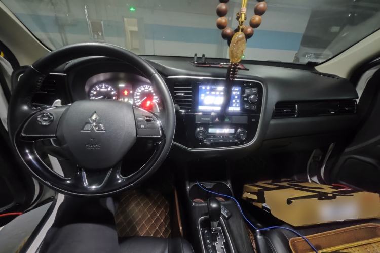 Used Mitsubishi Outlander 2016 2.4L 4x4 Elite Edition 7-Seater Center Console