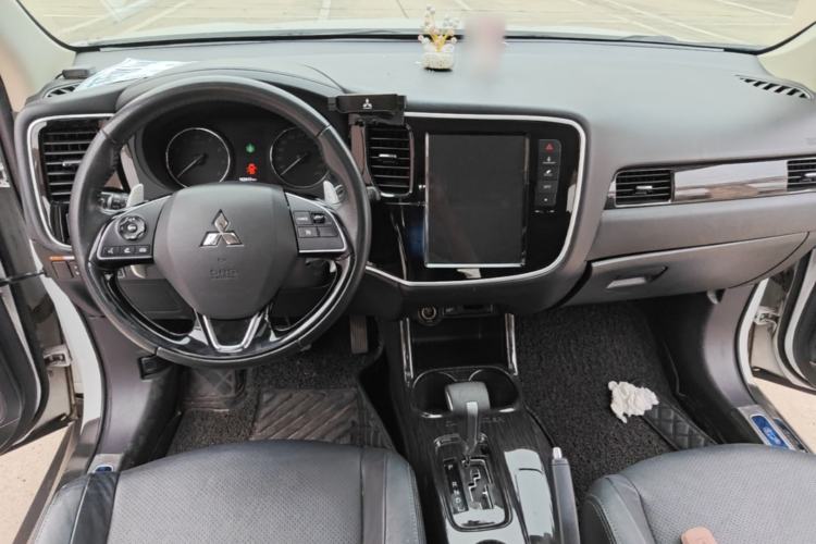 Used Mitsubishi Outlander 2016 2.4L 4x4 Luxury Edition 7-Seater Center Console