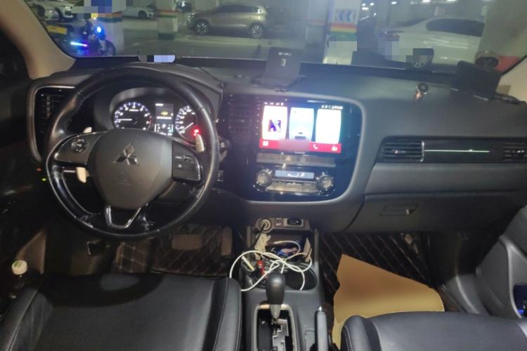 Used Mitsubishi Outlander 2016 2.4L 4x4 Elite Edition 7-Seater Center Console