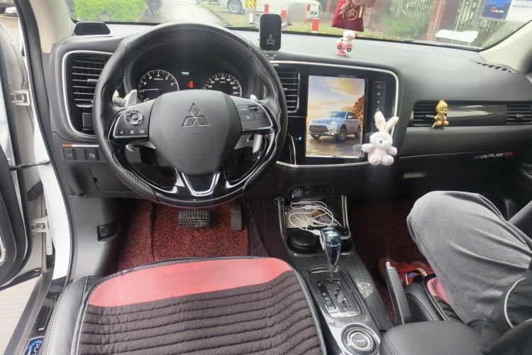 Used Mitsubishi Outlander 2016 2.4L 4x4 Luxury Edition 7-Seater Center Console