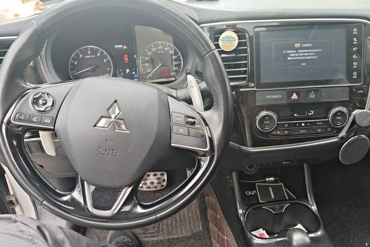Used Mitsubishi Outlander 2016 2.4L 4x4 Elite Edition 5 Seats Center Console