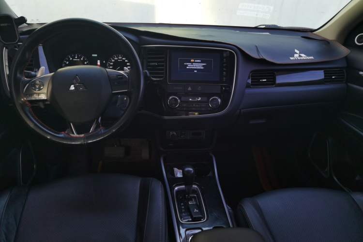 Used Mitsubishi Outlander 2016 2.4L 4x4 Elite Edition 5 Seats Center Console