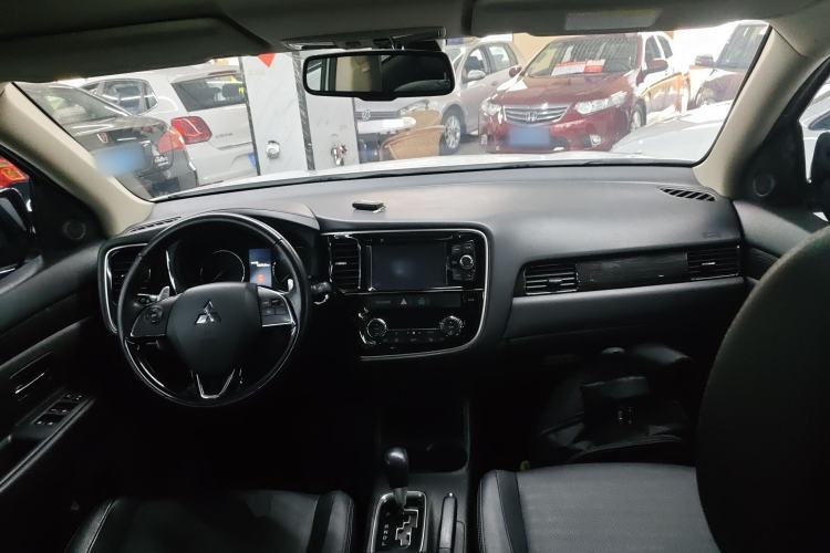 Used Mitsubishi Outlander 2016 2.4L 4x4 Elite Edition 7-Seater Center Console