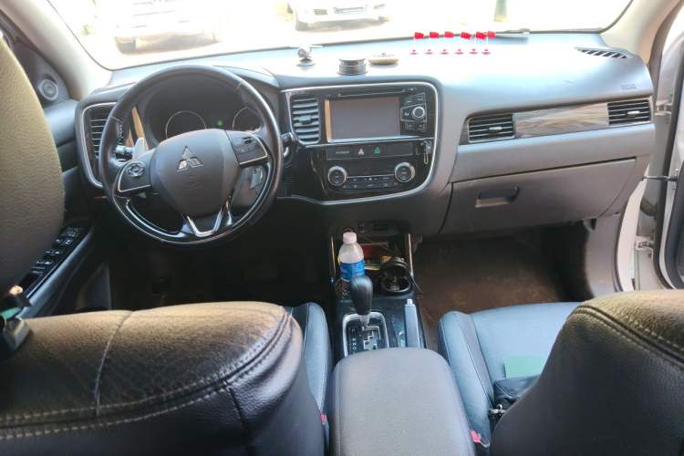 Used Mitsubishi Outlander 2016 2.4L 4x4 Elite Edition 5 Seats Center Console