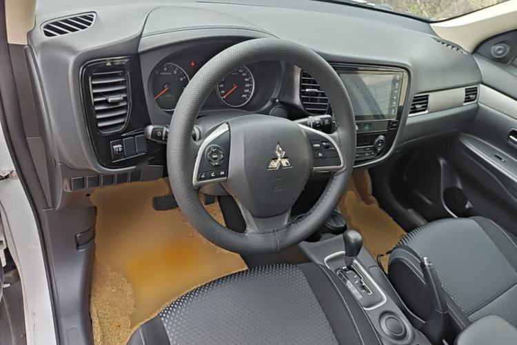 Used Mitsubishi Outlander 2016 2.0L Two-Wheel Drive Fashion Edition 5 Seats Center Console