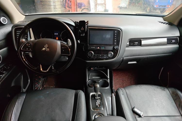 Used Mitsubishi Outlander 2016 2.4L 4x4 Elite Edition 5 Seats Center Console