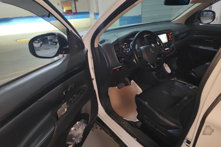 Used Mitsubishi Outlander 2016 2.4L 4x4 Elite Edition 5 Seats Driver Seat