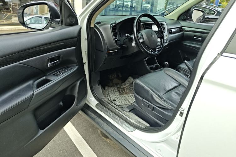 Used Mitsubishi Outlander 2016 2.4L 4x4 Elite Edition 5 Seats Driver Seat