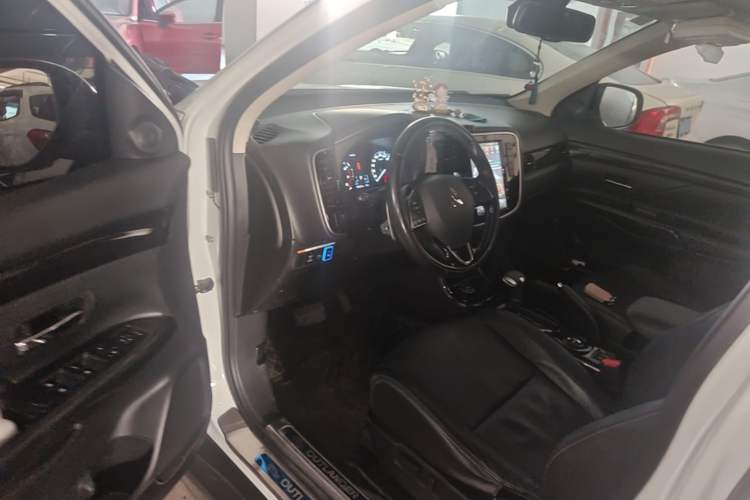 Used Mitsubishi Outlander 2016 2.4L 4x4 Luxury Edition 7-Seater Driver Seat