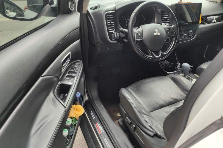 Used Mitsubishi Outlander 2016 2.4L 4x4 Elite Edition 5 Seats Driver Seat