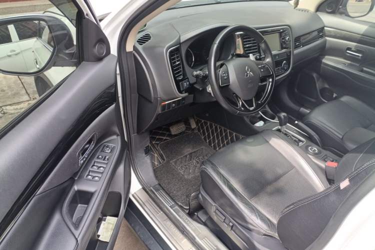 Used Mitsubishi Outlander 2016 2.4L 4x4 Elite Edition 5 Seats Driver Seat