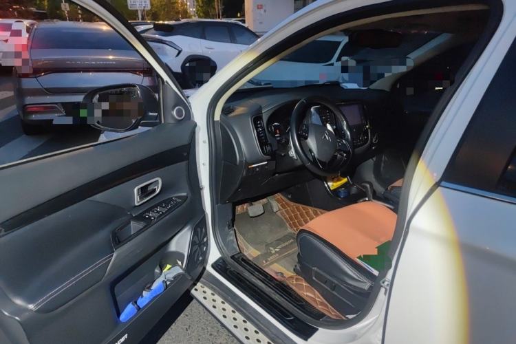 Used Mitsubishi Outlander 2016 2.4L 4x4 Luxury Edition 7-Seater Driver Seat