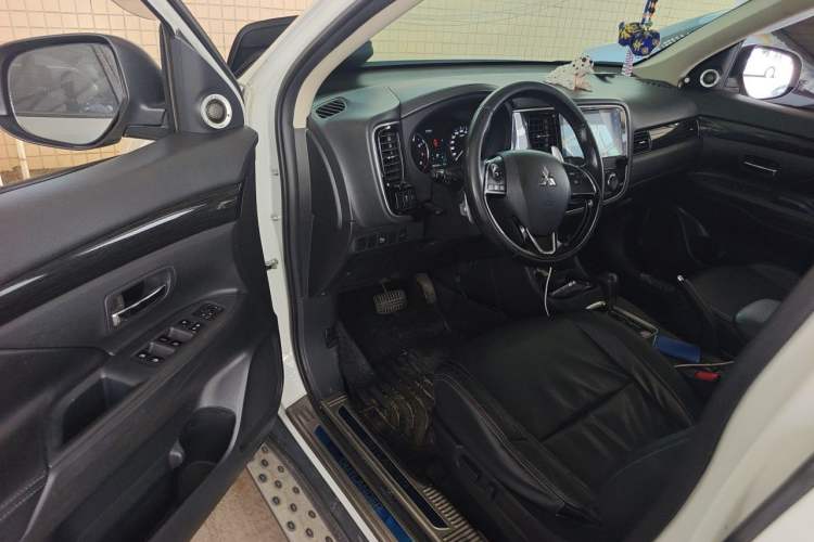 Used Mitsubishi Outlander 2016 2.4L 4x4 Elite Edition 5 Seats Driver Seat