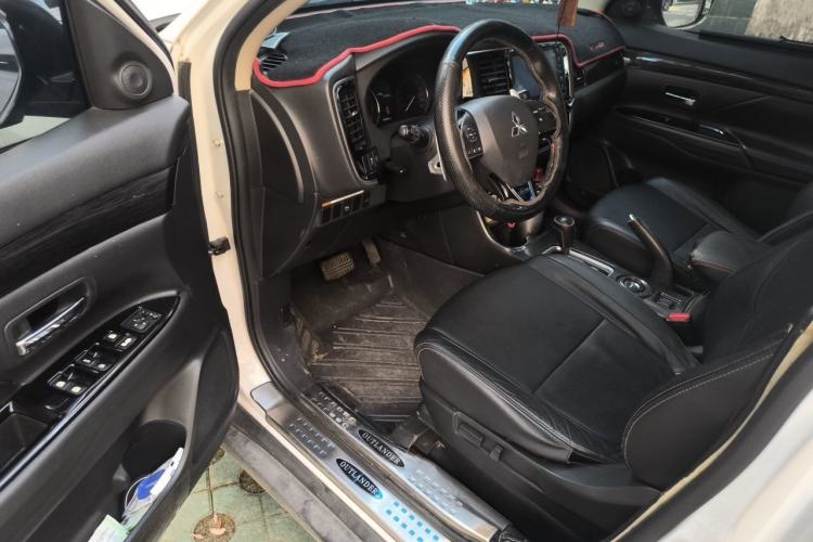 Used Mitsubishi Outlander 2016 2.4L 4x4 Luxury Edition 7-Seater Driver Seat