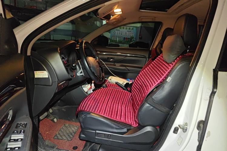 Used Mitsubishi Outlander 2016 2.4L 4x4 Luxury Edition 7-Seater Driver Seat