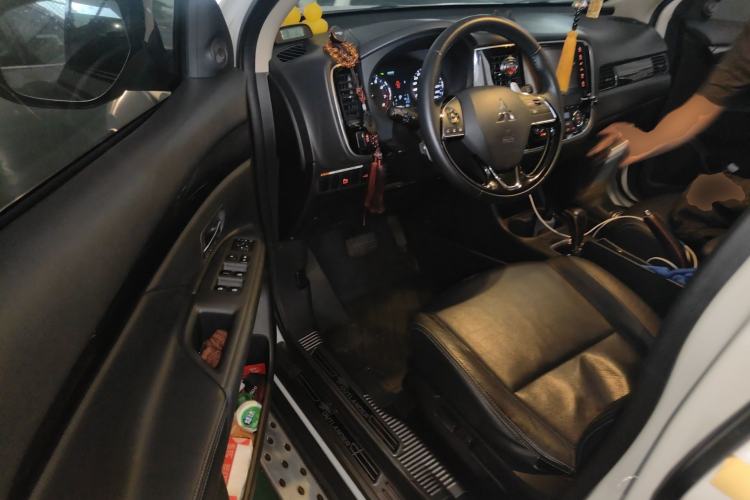 Used Mitsubishi Outlander 2016 2.4L 4x4 Luxury Edition 7-Seater Driver Seat