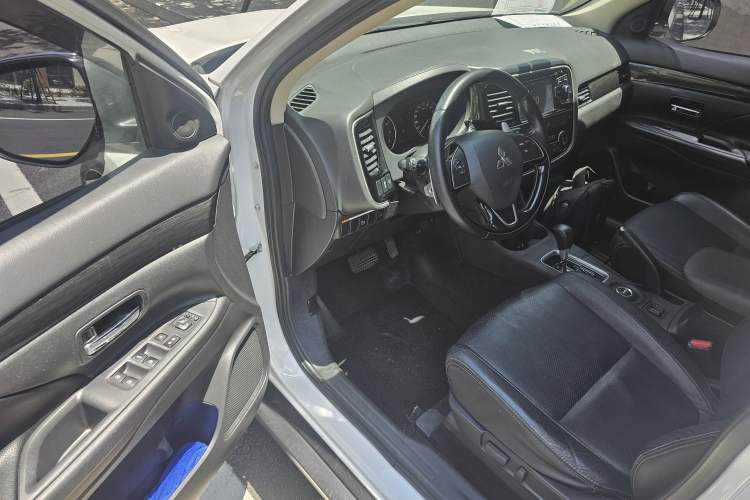 Used Mitsubishi Outlander 2016 2.4L 4x4 Elite Edition 7-Seater Driver Seat