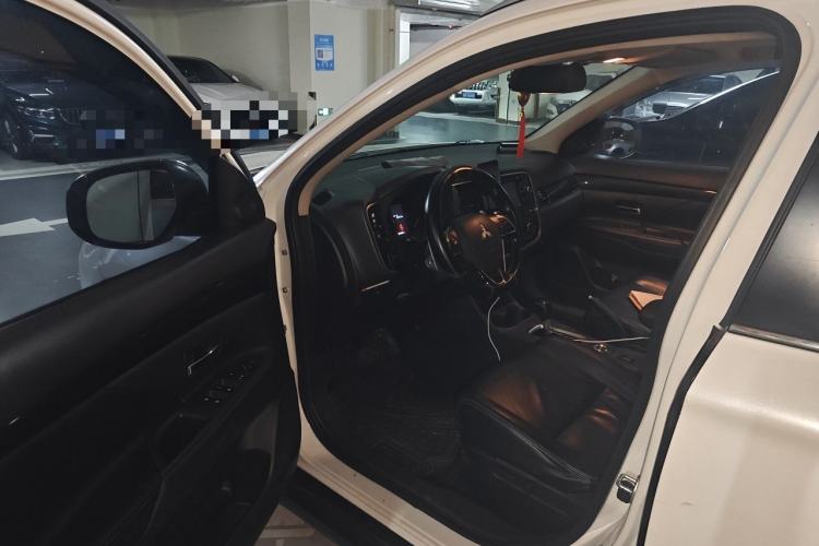 Used Mitsubishi Outlander 2016 2.4L 4x4 Elite Edition 5 Seats Driver Seat