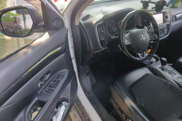 Used Mitsubishi Outlander 2016 2.4L 4x4 Elite Edition 7-Seater Driver Seat