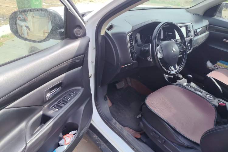 Used Mitsubishi Outlander 2016 2.4L 4x4 Elite Edition 5 Seats Driver Seat