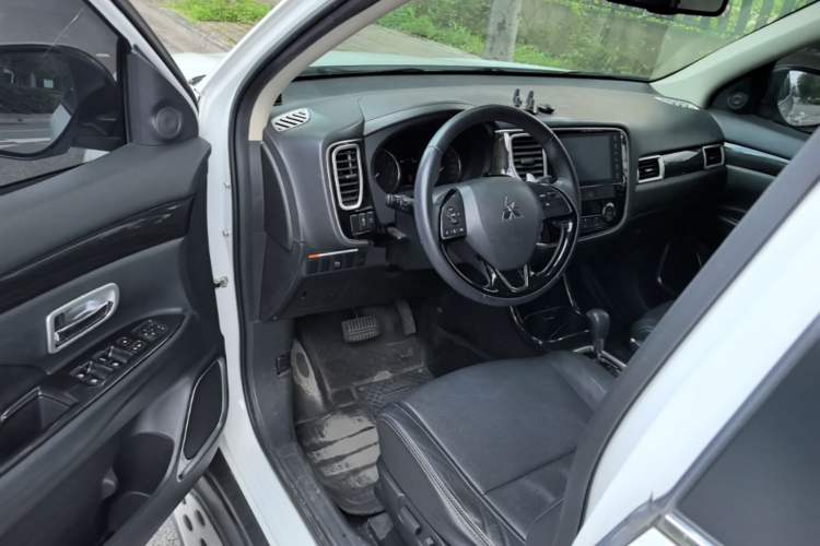 Used Mitsubishi Outlander 2016 2.4L 4x4 Elite Edition 5 Seats Driver Seat