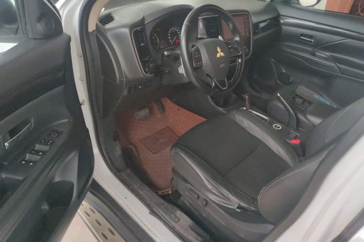 Used Mitsubishi Outlander 2016 2.4L 4x4 Elite Edition 5 Seats Driver Seat