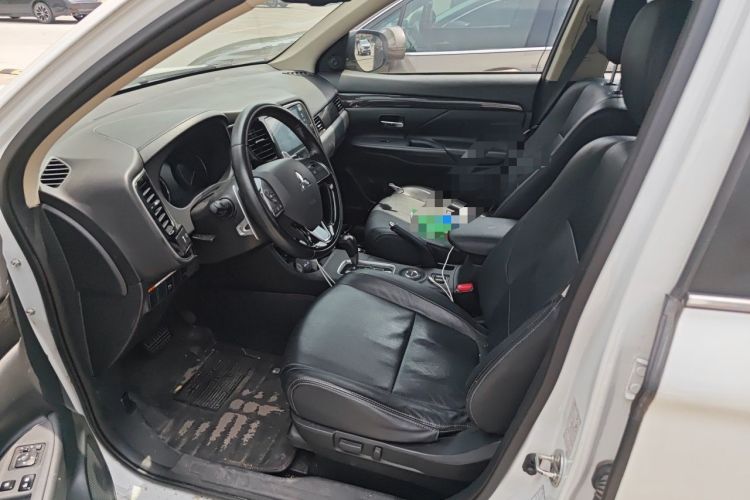 Used Mitsubishi Outlander 2016 2.4L 4x4 Luxury Edition 7-Seater Driver Seat
