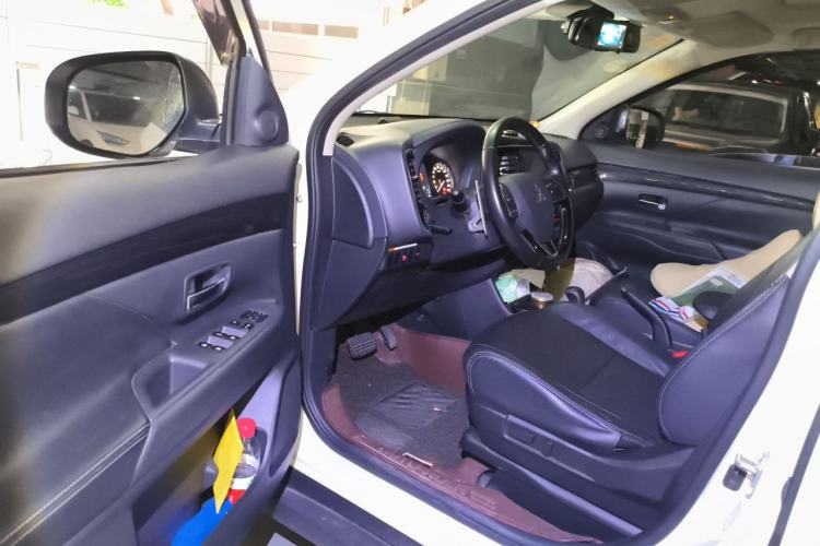Used Mitsubishi Outlander 2016 2.4L 4x4 Elite Edition 5 Seats Driver Seat