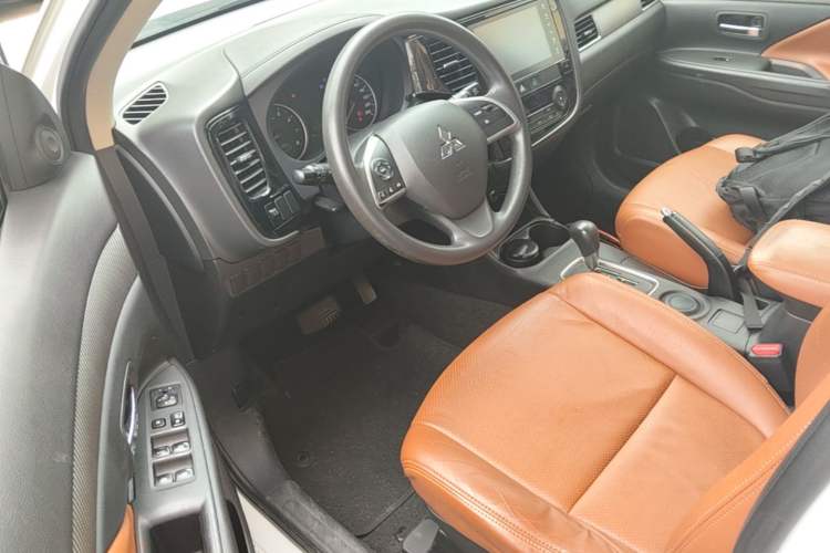 Used Mitsubishi Outlander 2016 2.0L Two-Wheel Drive Fashion Edition 5 Seats Driver Seat