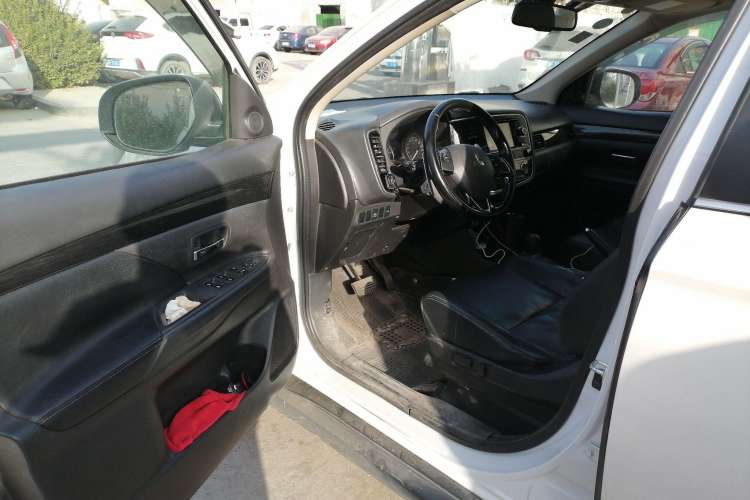 Used Mitsubishi Outlander 2016 2.4L 4x4 Elite Edition 7-Seater Driver Seat