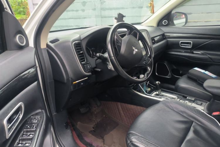 Used Mitsubishi Outlander 2016 2.4L 4x4 Elite Edition 5 Seats Driver Seat