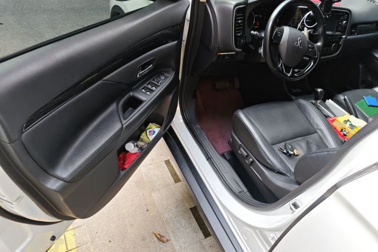 Used Mitsubishi Outlander 2016 2.4L 4x4 Elite Edition 7-Seater Driver Seat