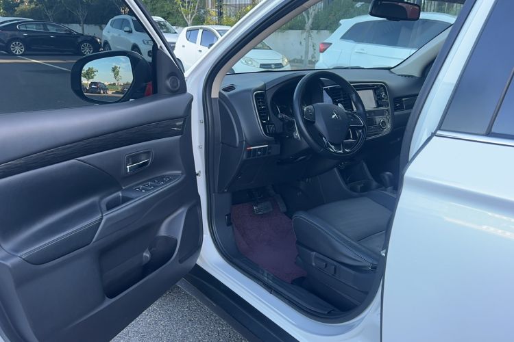 Used Mitsubishi Outlander 2016 2.4L 4x4 Elite Edition 7-Seater Driver Seat