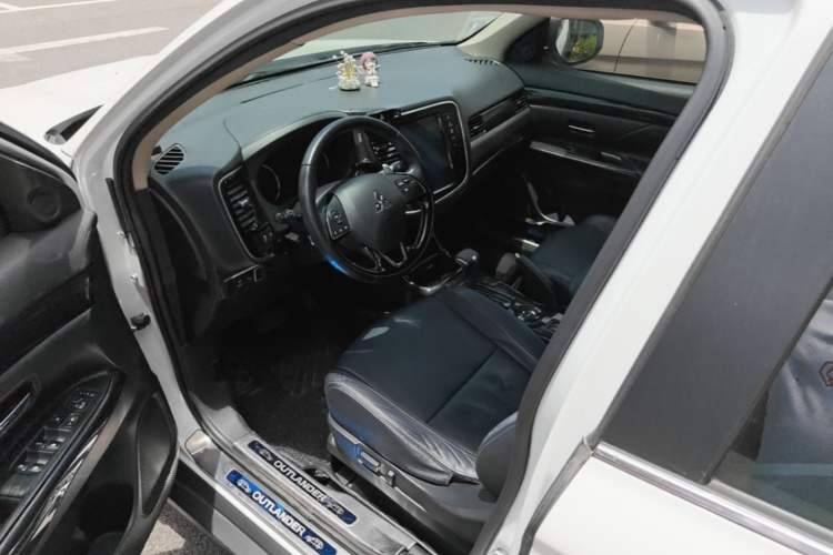 Used Mitsubishi Outlander 2016 2.4L 4x4 Luxury Edition 7-Seater Driver Seat