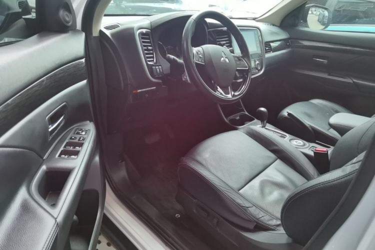 Used Mitsubishi Outlander 2016 2.4L 4x4 Luxury Edition 7-Seater Driver Seat