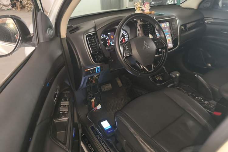 Used Mitsubishi Outlander 2016 2.4L 4x4 Luxury Edition 7-Seater Driver Seat