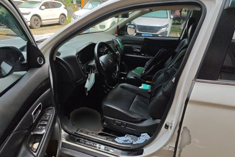 Used Mitsubishi Outlander 2016 2.4L 4x4 Luxury Edition 7-Seater Driver Seat