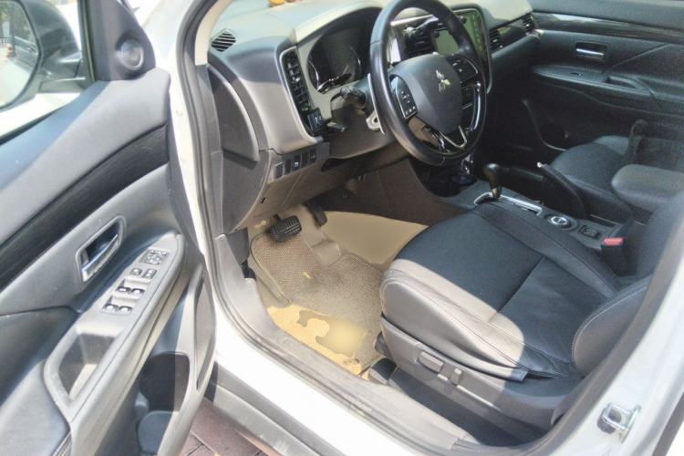 Used Mitsubishi Outlander 2016 2.4L 4x4 Luxury Edition 7-Seater Driver Seat