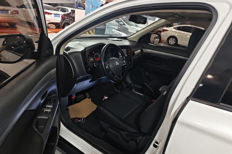 Used Mitsubishi Outlander 2016 2.0L Two-Wheel Drive Value Edition 5 Seats Driver Seat