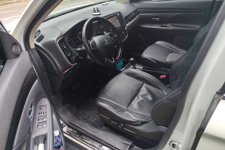 Used Mitsubishi Outlander 2016 2.4L 4x4 Elite Edition 5 Seats Driver Seat