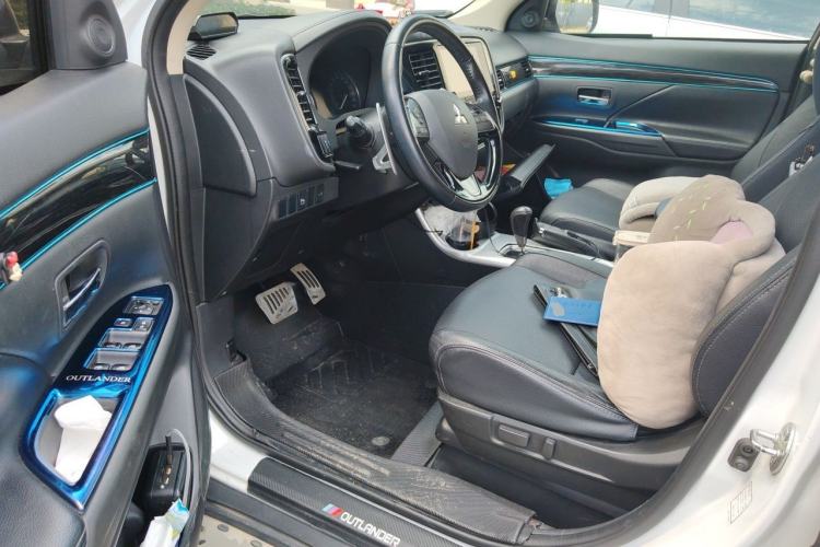 Used Mitsubishi Outlander 2016 2.4L 4x4 Luxury Edition 7-Seater Driver Seat