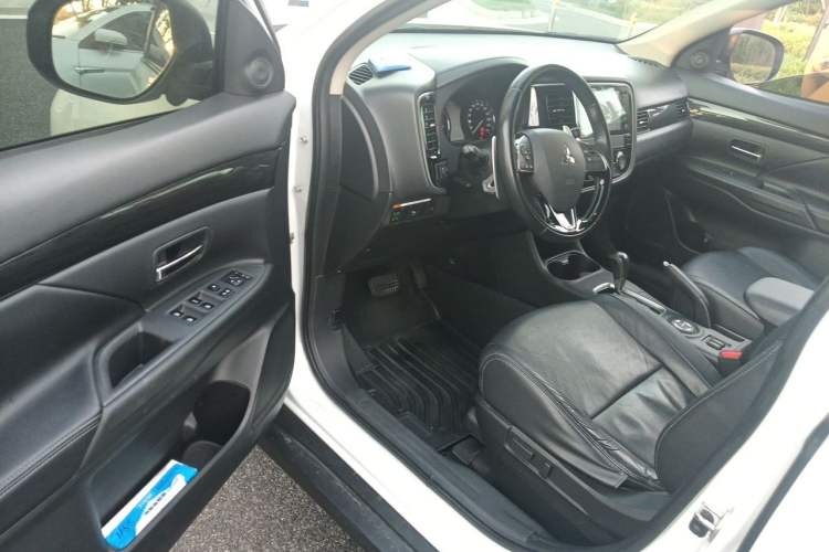 Used Mitsubishi Outlander 2016 2.4L 4x4 Elite Edition 5 Seats Driver Seat