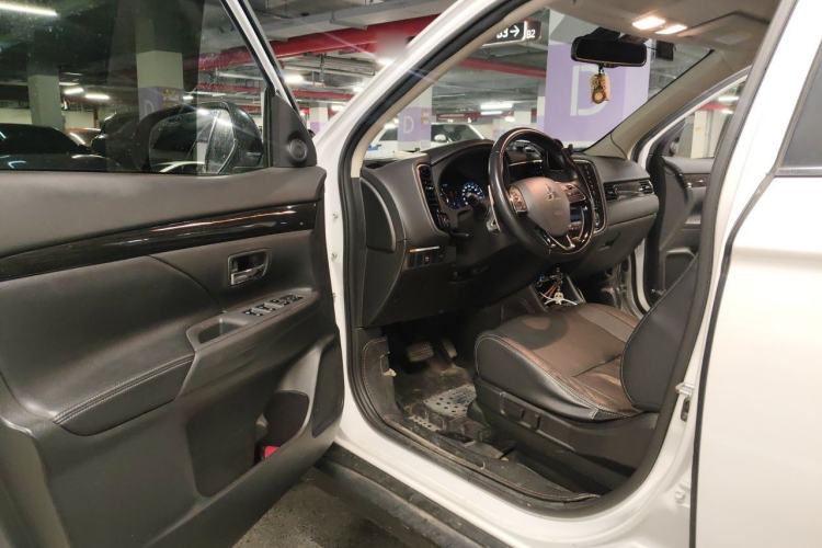 Used Mitsubishi Outlander 2016 2.4L 4x4 Luxury Edition 7-Seater Driver Seat