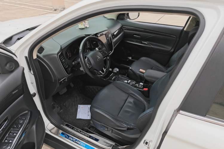 Used Mitsubishi Outlander 2016 2.4L 4x4 Luxury Edition 7-Seater Driver Seat
