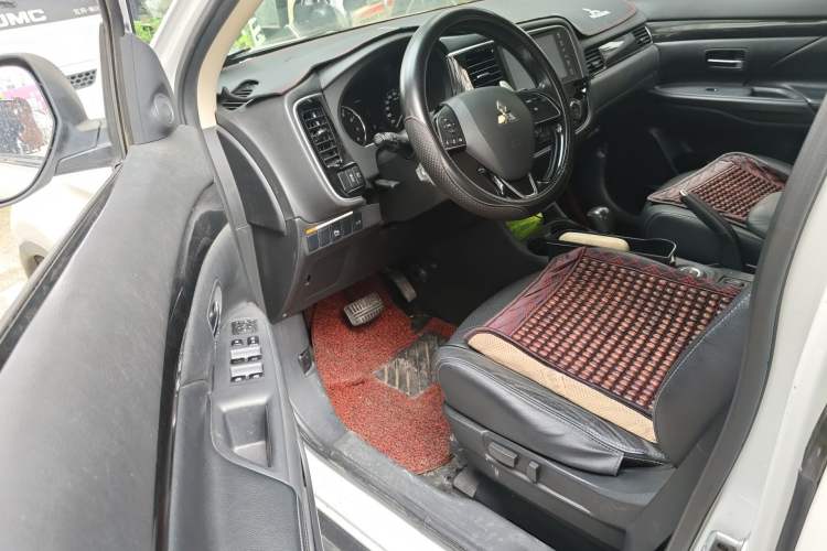 Used Mitsubishi Outlander 2016 2.4L 4x4 Luxury Edition 7-Seater Driver Seat