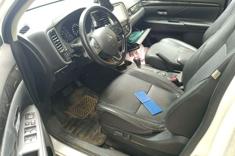 Used Mitsubishi Outlander 2016 2.4L 4x4 Luxury Edition 7-Seater Driver Seat