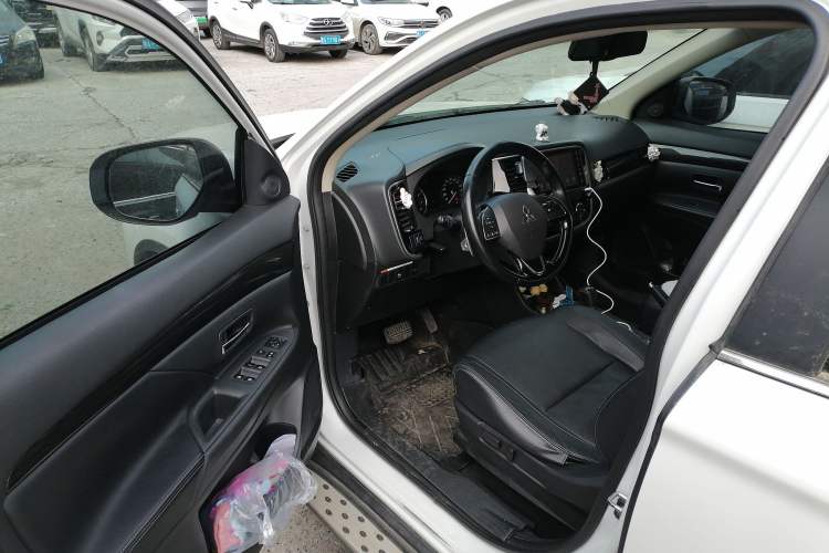 Used Mitsubishi Outlander 2016 2.4L 4x4 Elite Edition 5 Seats Driver Seat